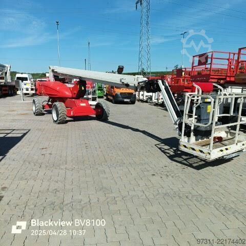 Plate-forme de travail télescopique articulée JLG M600JP