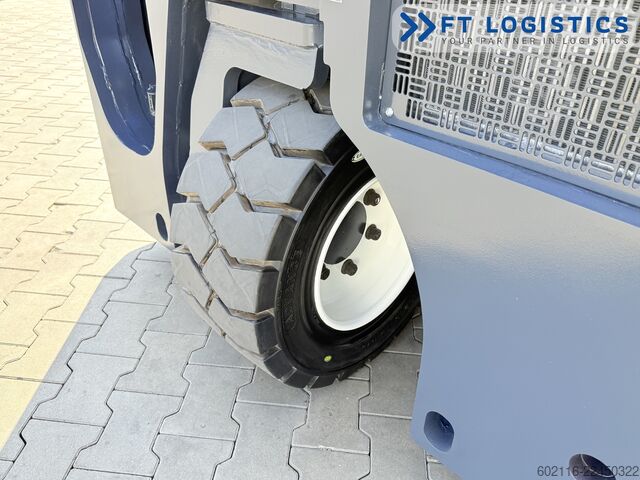 Carretilla retráctil de 4 vías Combilift CB4500 GAS TRIPLEX 6400 FORK POSITIONER