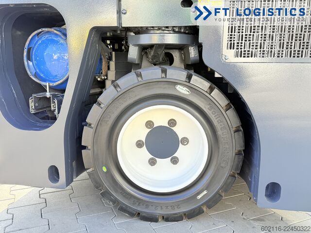 Carretilla retráctil de 4 vías Combilift CB4500 GAS TRIPLEX 6400 FORK POSITIONER
