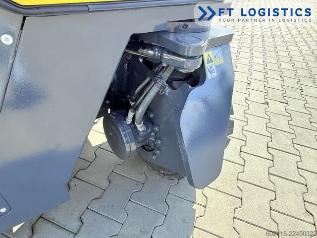 Carretilla retráctil de 4 vías Combilift CB4500 GAS TRIPLEX 6400 FORK POSITIONER