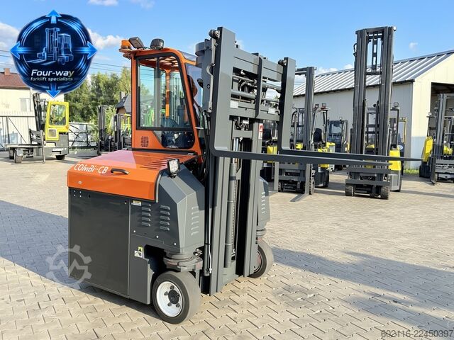 Carretilla retráctil de 4 vías Combilift CBE2500 TRIPLEX 4900 POSITIONER CABIN