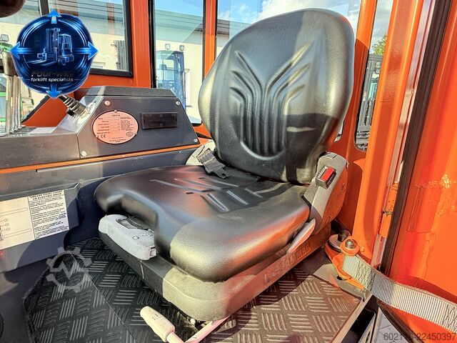 Carretilla retráctil de 4 vías Combilift CBE2500 TRIPLEX 4900 POSITIONER CABIN