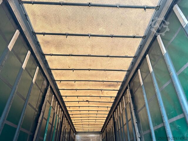 Trailer semi terbuka dengan terpal SCHMITZ CARGOBULL SCB*S3T MegaTrailer Curtainsider Edscha