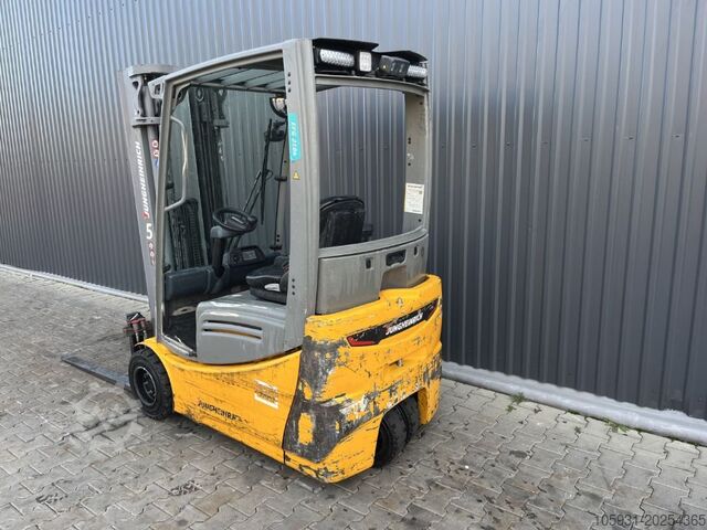 Elektrisk trehjulsgaffeltruck Jungheinrich EFG218k