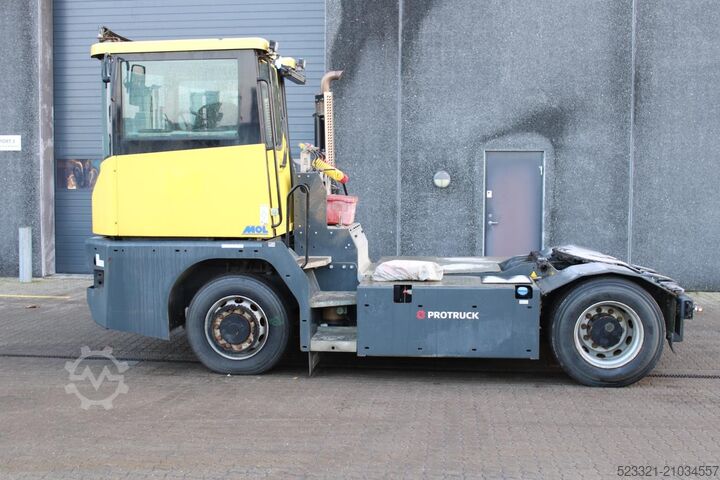 Trator terminal MOL RM255 4X4