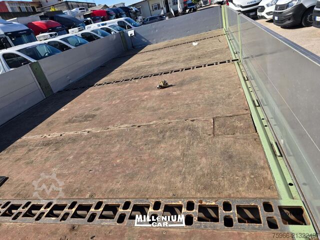 ボックス型トラック Iveco EUROCARGO 160E25 GRU E CASSONE 2016 EURO