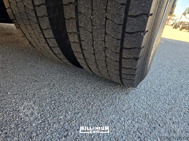 ボックス型トラック Iveco EUROCARGO 160E25 GRU E CASSONE 2016 EURO