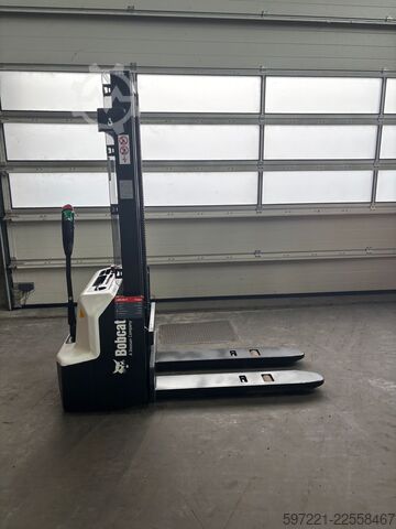 Raklapos targoncák Bobcat LSM12N-i  Neugerät!!!