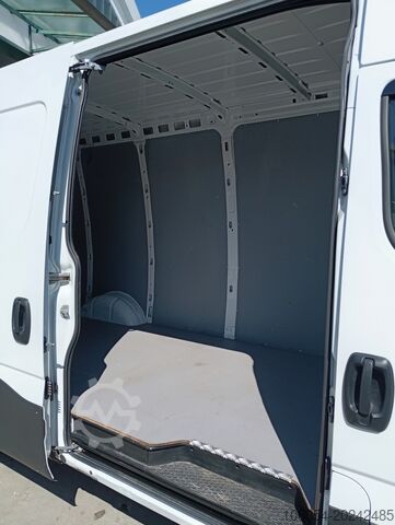 Extra-long closed van Iveco Daily 35