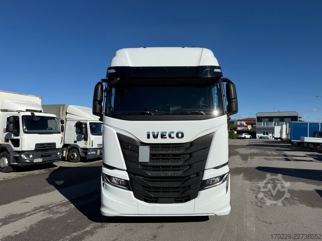 標準トラクターユニット Iveco s-way 490