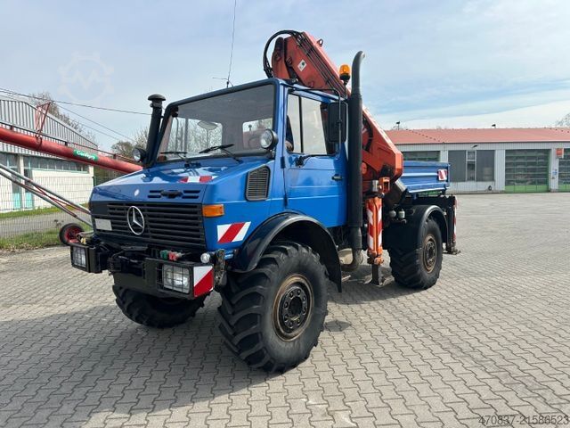 Flutningabíll með sléttu pallrými UNIMOG U 427 4x4 / Kran Atlas 130 / Winde