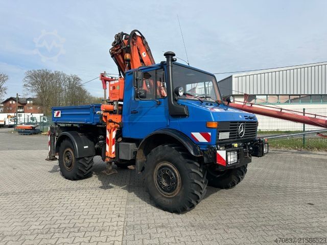 Flutningabíll með sléttu pallrými UNIMOG U 427 4x4 / Kran Atlas 130 / Winde