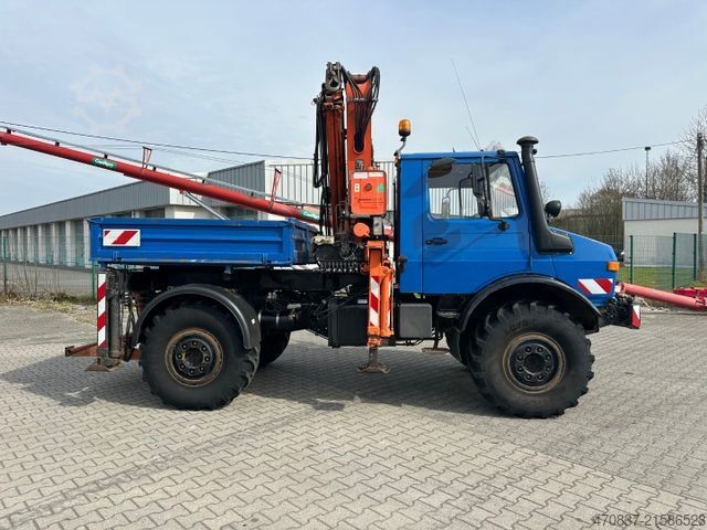 Flutningabíll með sléttu pallrými UNIMOG U 427 4x4 / Kran Atlas 130 / Winde