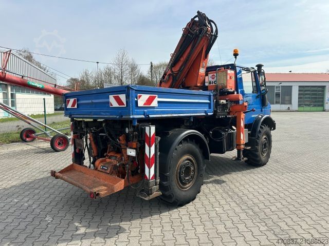 Flutningabíll með sléttu pallrými UNIMOG U 427 4x4 / Kran Atlas 130 / Winde