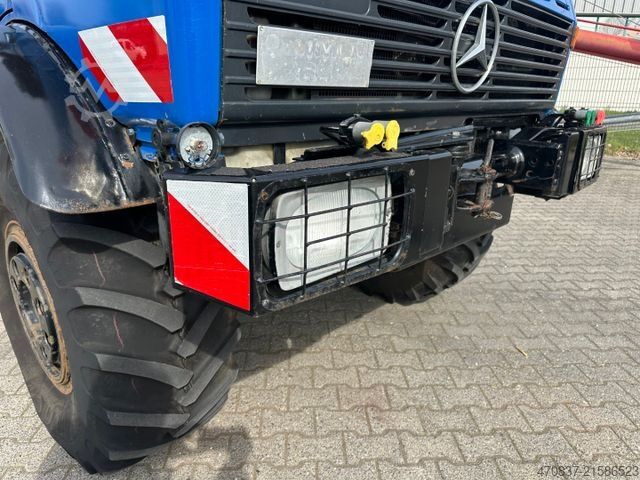 Flutningabíll með sléttu pallrými UNIMOG U 427 4x4 / Kran Atlas 130 / Winde