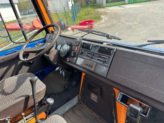 Flutningabíll með sléttu pallrými UNIMOG U 427 4x4 / Kran Atlas 130 / Winde