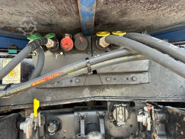 Flutningabíll með sléttu pallrými UNIMOG U 427 4x4 / Kran Atlas 130 / Winde