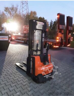 Penumpuk palet Toyota BT SWE 120L