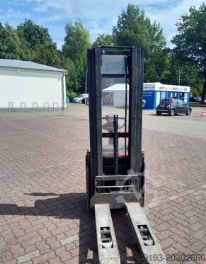 Penumpuk palet Toyota BT SWE 120L