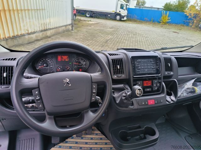รถตู้แบบกล่อง PEUGEOT Boxer Premium Koffer Extra Tief mit Klappe !