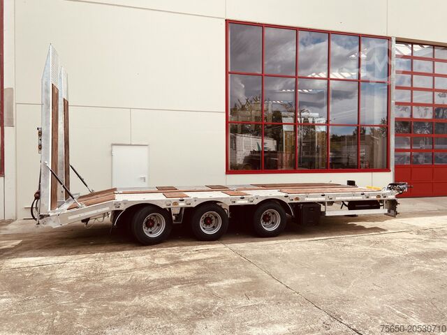 Low loader trailer Möslein TT 31 31 t GG Tridem- Tieflader 3 Achs, gelenktNeufahrzeug