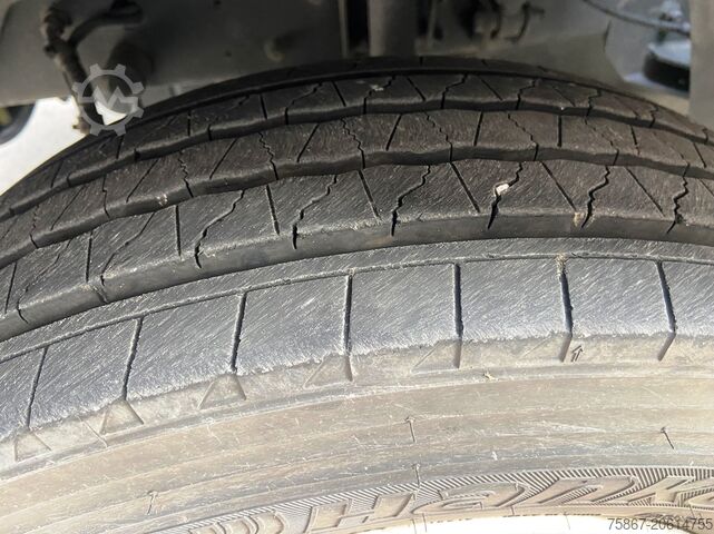 シート付きトラック DAF L45.180