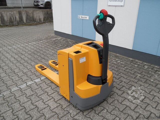 Electric Pallet Truck Jungheinrich EJE 220 - NEUE Batterie - wenig Stunden