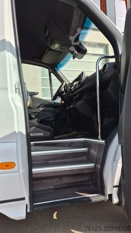 Minibuss MERCEDES-BENZ 519  Allrad 4 x 4 Lagerfahrzeug Stock 20 Sitzer