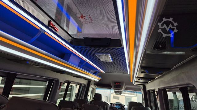 Minibuss MERCEDES-BENZ 519  Allrad 4 x 4 Lagerfahrzeug Stock 20 Sitzer