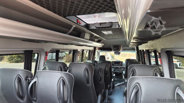 Minibuss MERCEDES-BENZ 519  Allrad 4 x 4 Lagerfahrzeug Stock 20 Sitzer