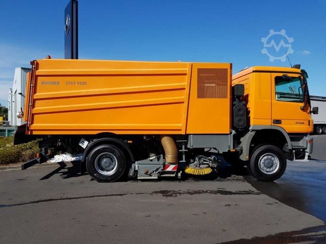 מטאטא כבישים MERCEDES-BENZ Actros 2032 A 4x4 Bucher STKF 9500 Airport