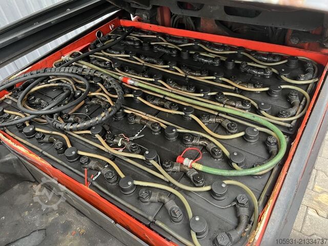 Elektryczny wózek widłowy 4-kołowy Linde E30L-01