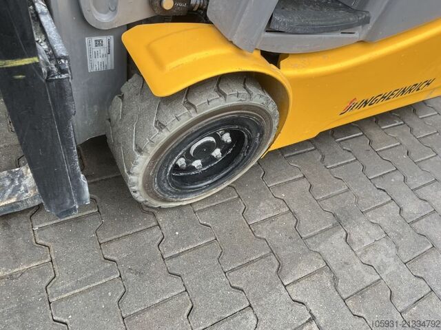 Elektryczny wózek widłowy 3 kołowy Jungheinrich EFG218k