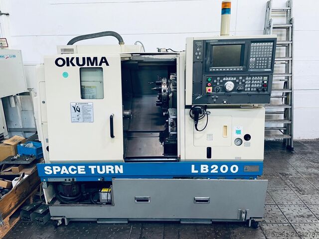 Centro de torneamento e fresagem CNC Okuma LB200