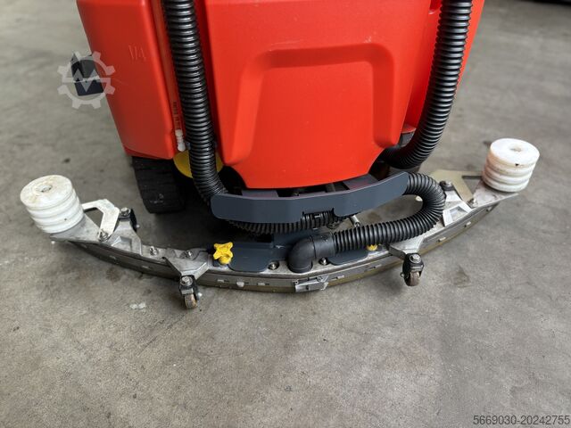 Fregadora de suelos con conductor a bordo Hako Scrubmaster B120 R