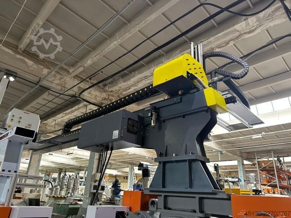 מכונת הזרקת פלסטיק Chen Hsong JetMaster 208-MK6 mit dem Roboter Samfac