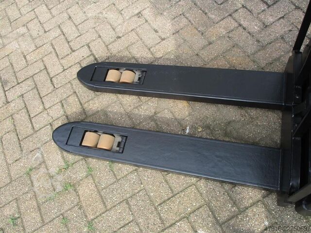 High lifting pallet truck BT SWE 080L