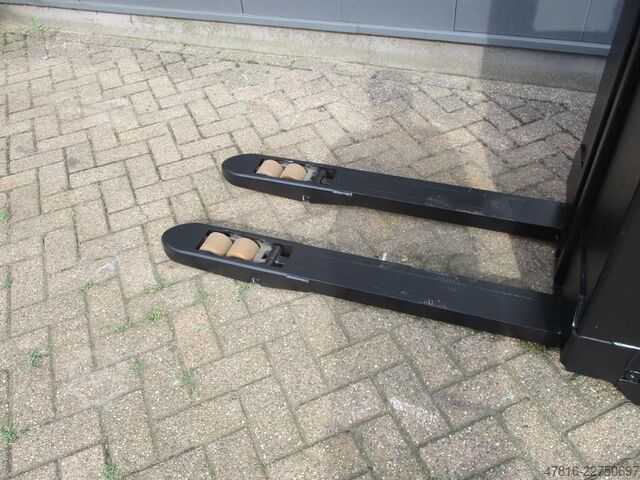 High lifting pallet truck BT SWE 080L