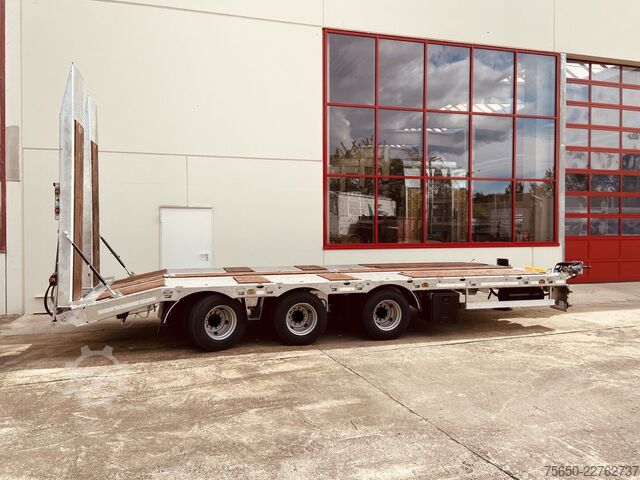 Low loader trailer Möslein TT 31 F  31 t GG Tridem- Tieflader 3 Achs, gelenktNeufahrzeug