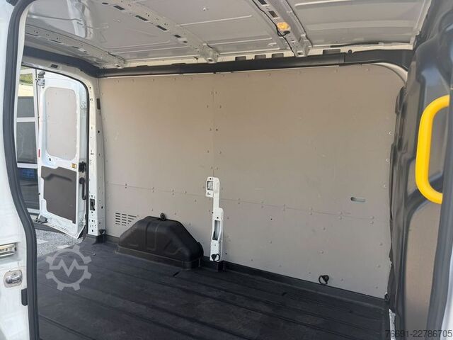 Hög tak skåpbil Ford Transit Furgone L2 H2