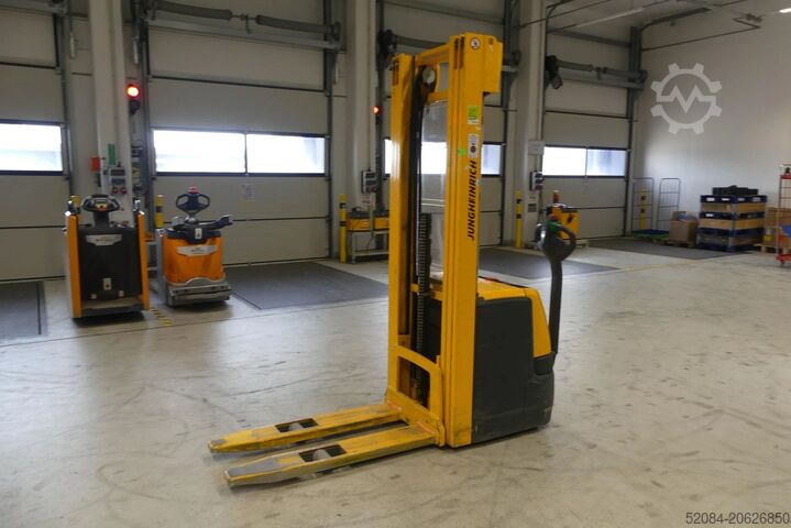 Jungheinrich - Gerbeur électrique + chargeur Jungheinrich EJC 216