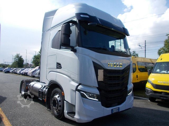 Standard tractor unit IVECO S-WAY AS440S46T/P LNG
