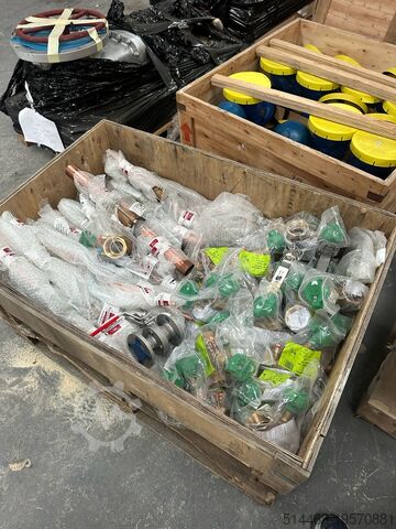 大量の新しいバルブ Valves 