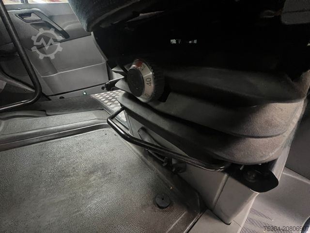 Minibus VOLKSWAGEN Crafter 2.5 TDi Maxi 9Sitze + Lift ENGINE BROKEN