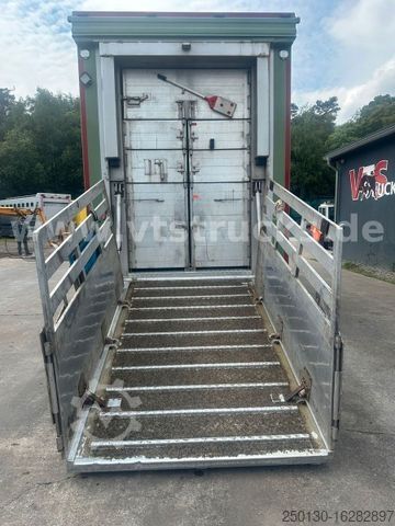 Rimorkio për transportin e kuajve Stehmann AZV-18 3.Stock Viehanhänger,Hubdach