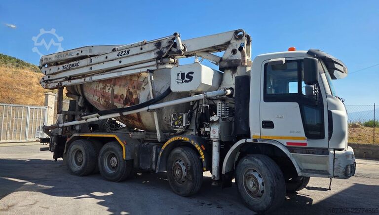Kamion sa pumpom za beton Astra HD8 84.45