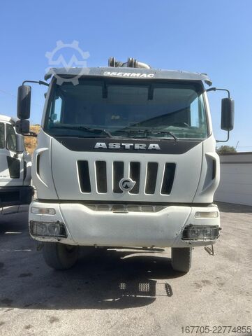 Kamion sa pumpom za beton Astra HD8 84.45