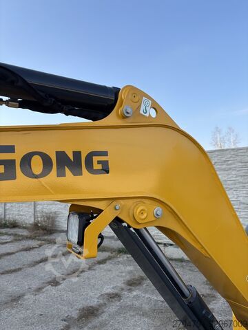 حفار، حفار صغير، حفار مجنزر، Liugong 9027FZTS