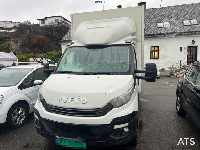 Camioneta familiar de techo alto Iveco Daily box van w/ lift