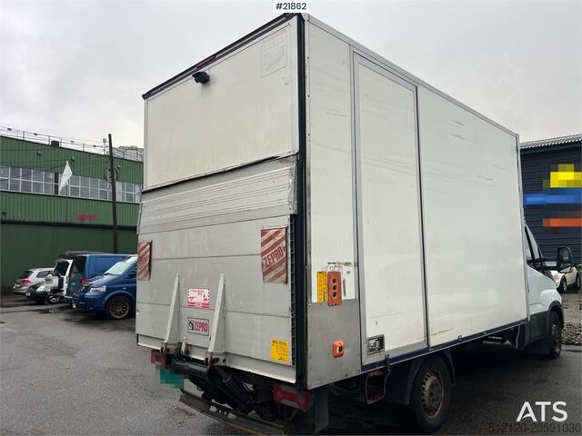 Camioneta familiar de techo alto Iveco Daily box van w/ lift